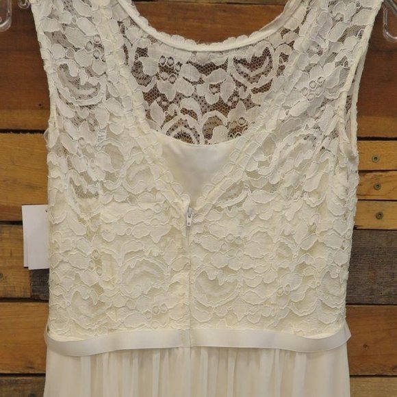 Short Lace Wedding Dress - Picture 4 of 6